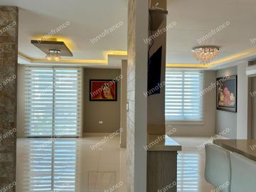 Renta de casa amoblada con excelentes acabados en Urbanización Manta Beach de Manta