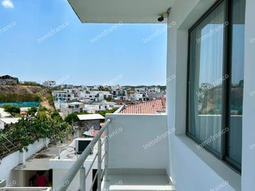 Renta de casa amoblada con excelentes acabados en Urbanización Manta Beach de Manta