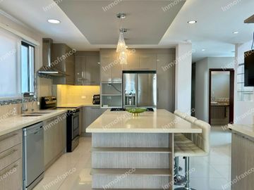 Renta de casa amoblada con excelentes acabados en Urbanización Manta Beach de Manta