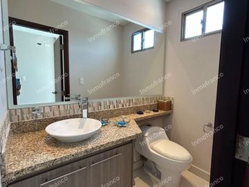 Renta de casa amoblada con excelentes acabados en Urbanización Manta Beach de Manta