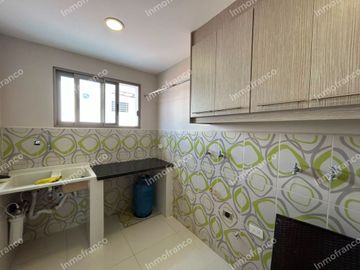 Renta de casa amoblada con excelentes acabados en Urbanización Manta Beach de Manta