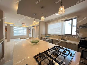Renta de casa amoblada con excelentes acabados en Urbanización Manta Beach de Manta