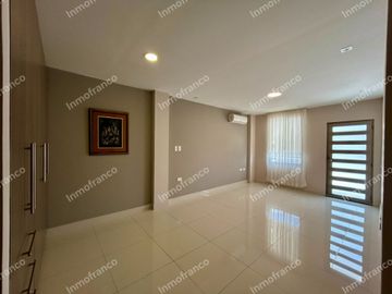 Renta de casa amoblada con excelentes acabados en Urbanización Manta Beach de Manta