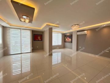 Renta de casa amoblada con excelentes acabados en Urbanización Manta Beach de Manta