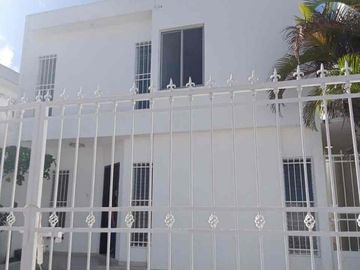 Amplia casa en renta con habitación en PB