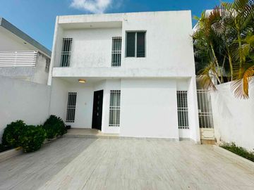 Amplia casa en renta con habitación en PB