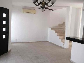 Amplia casa en renta con habitación en PB