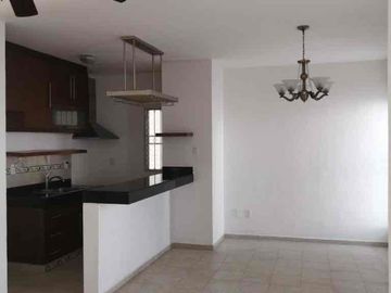 Amplia casa en renta con habitación en PB