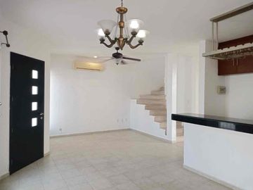 Amplia casa en renta con habitación en PB