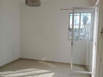 Amplia casa en renta con habitación en PB