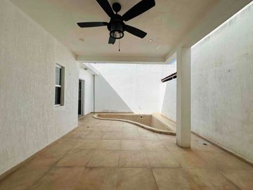 Amplia casa en renta con habitación en PB