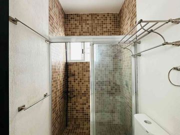 Amplia casa en renta con habitación en PB