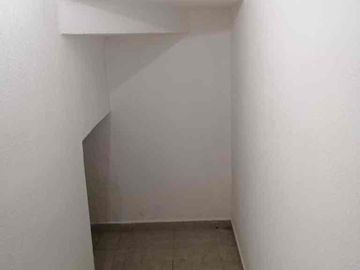 Amplia casa en renta con habitación en PB