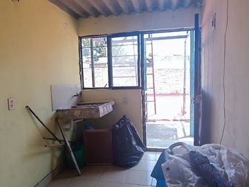 Venta de propiedad en la Colonia Melchor Muzquiz, Ecatepec de Morelos.  con 8 viviendas (4 de 2 recámaras y 4 de 1 recámara) y estacionamiento