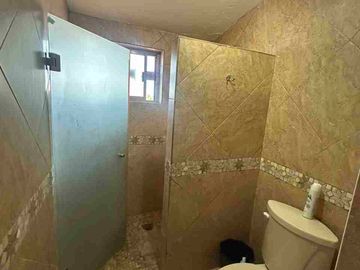 RENTA DE CASA DOS PLANTAS CON VIALIDADES Y COMERCIOS A LA CERCANÍA UBICADA EN COL. DOCTORES AL NORTE DE SALTILLO