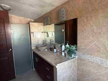 RENTA DE CASA DOS PLANTAS CON VIALIDADES Y COMERCIOS A LA CERCANÍA UBICADA EN COL. DOCTORES AL NORTE DE SALTILLO