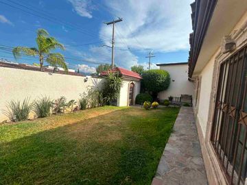 RENTA DE CASA DOS PLANTAS CON VIALIDADES Y COMERCIOS A LA CERCANÍA UBICADA EN COL. DOCTORES AL NORTE DE SALTILLO