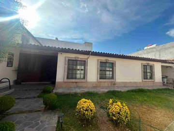 RENTA DE CASA DOS PLANTAS CON VIALIDADES Y COMERCIOS A LA CERCANÍA UBICADA EN COL. DOCTORES AL NORTE DE SALTILLO