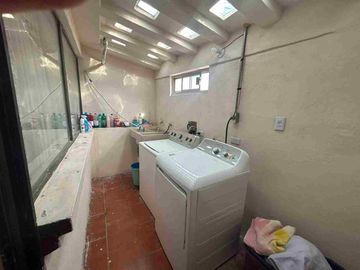 RENTA DE CASA DOS PLANTAS CON VIALIDADES Y COMERCIOS A LA CERCANÍA UBICADA EN COL. DOCTORES AL NORTE DE SALTILLO