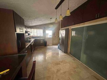 RENTA DE CASA DOS PLANTAS CON VIALIDADES Y COMERCIOS A LA CERCANÍA UBICADA EN COL. DOCTORES AL NORTE DE SALTILLO