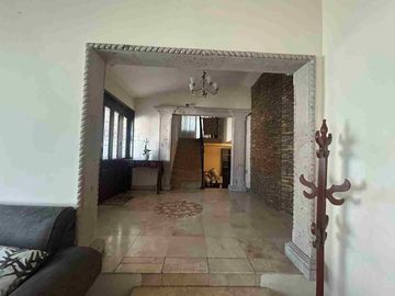 RENTA DE CASA DOS PLANTAS CON VIALIDADES Y COMERCIOS A LA CERCANÍA UBICADA EN COL. DOCTORES AL NORTE DE SALTILLO