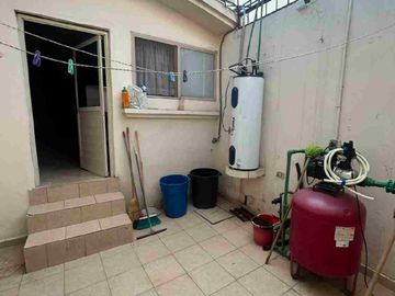 RENTA DE CASA DOS PLANTAS CON VIALIDADES Y COMERCIOS A LA CERCANÍA UBICADA EN COL. DOCTORES AL NORTE DE SALTILLO
