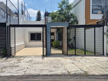 CASA EN VENTA EN CHAPALITA!