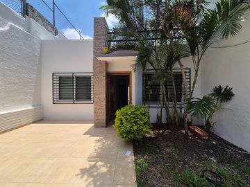 CASA EN VENTA EN CHAPALITA!