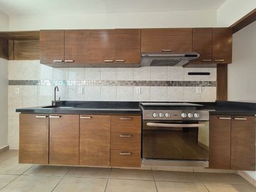 CASA EN VENTA EN CHAPALITA!