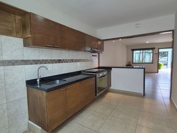 CASA EN VENTA EN CHAPALITA!