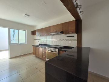 CASA EN VENTA EN CHAPALITA!