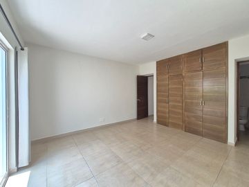 CASA EN VENTA EN CHAPALITA!