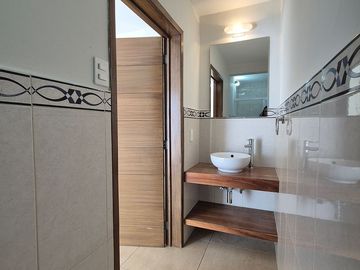 CASA EN VENTA EN CHAPALITA!