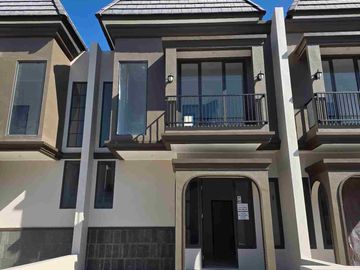 Rumah American Style 700jtan, Surabaya Timur