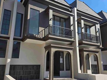 Rumah American Style 700jtan, Surabaya Timur