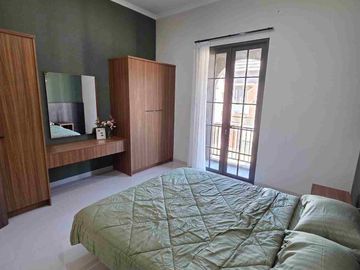 Rumah American Style 700jtan, Surabaya Timur