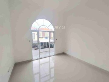 Sangat Murah! Rumah 2 Lantai di Cluster Laseine Jgc – SHM, 2+1 KT | 1,35 M Nego