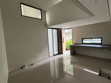 Disewakan Rumah Minimalis 2 Lantai Strategis 3 KT Dekat Stasiun di Jombang, Tangerang Selatan
