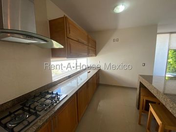 Se vende Casa Moderna con Jardín y Estacionamiento Techado en Grand Juriquilla RM2832
