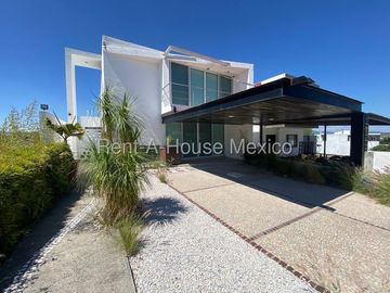 Se vende Casa Moderna con Jardín y Estacionamiento Techado en Grand Juriquilla RM2832
