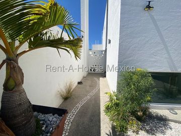 Se vende Casa Moderna con Jardín y Estacionamiento Techado en Grand Juriquilla RM2832