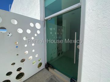 Se vende Casa Moderna con Jardín y Estacionamiento Techado en Grand Juriquilla RM2832