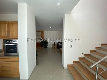 Se vende Casa Moderna con Jardín y Estacionamiento Techado en Grand Juriquilla RM2832
