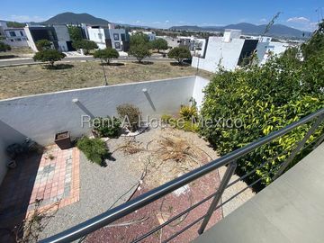 Se vende Casa Moderna con Jardín y Estacionamiento Techado en Grand Juriquilla RM2832