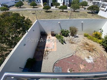 Se vende Casa Moderna con Jardín y Estacionamiento Techado en Grand Juriquilla RM2832