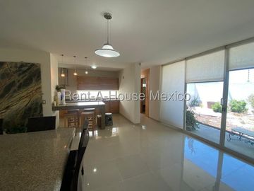Se vende Casa Moderna con Jardín y Estacionamiento Techado en Grand Juriquilla RM2832