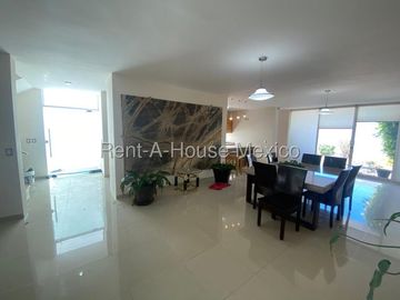 Se vende Casa Moderna con Jardín y Estacionamiento Techado en Grand Juriquilla RM2832