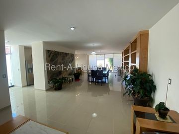 Se vende Casa Moderna con Jardín y Estacionamiento Techado en Grand Juriquilla RM2832