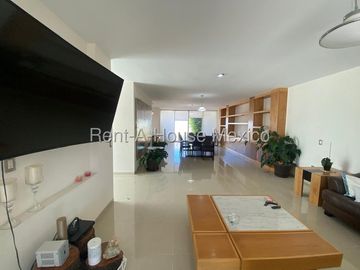 Se vende Casa Moderna con Jardín y Estacionamiento Techado en Grand Juriquilla RM2832