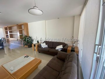 Se vende Casa Moderna con Jardín y Estacionamiento Techado en Grand Juriquilla RM2832